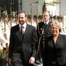 In 2008, Crown Prince Haakon visited Chile on invitation by President Michelle Bachelet. Here from the inspection of the guard at arrival (Photo: Lise Åserud, Scanpix).